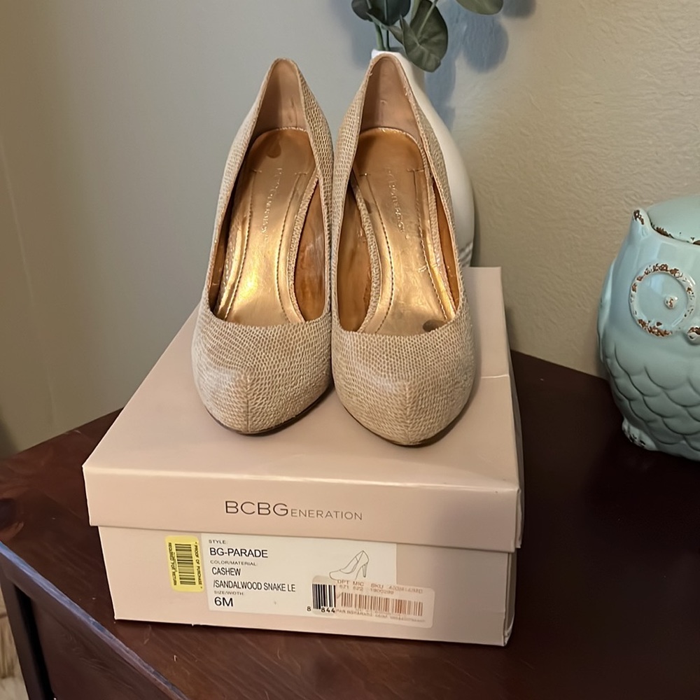 BCBG platform heels size 6